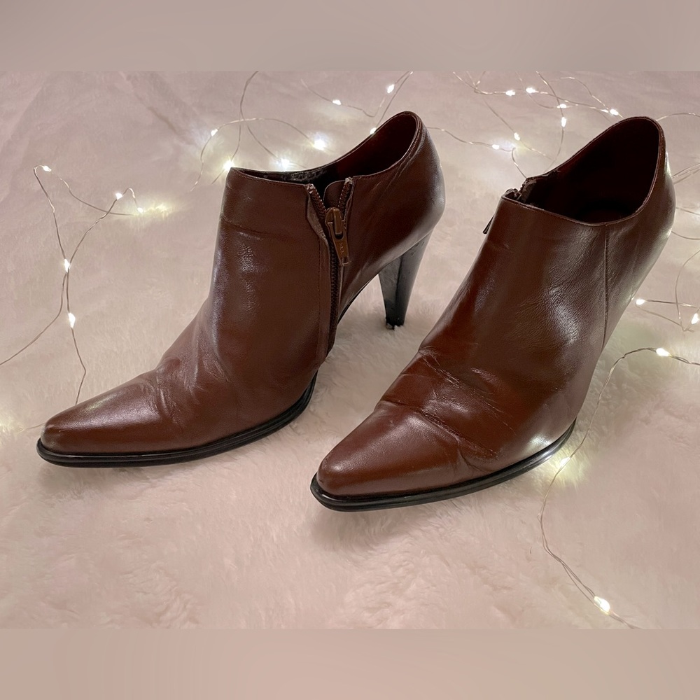 🤍chestnut brown ankle booties with pointy toe & heel for a long/lean leg🤍